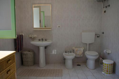 马鲁焦Villa Lucia的一间带水槽、卫生间和镜子的浴室