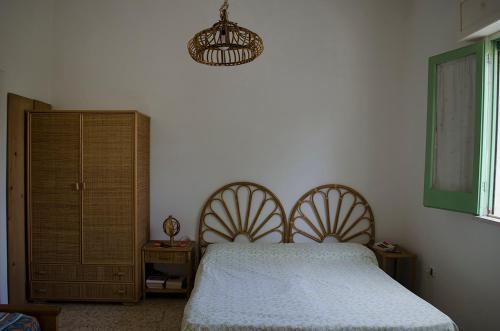 马鲁焦Villa Lucia的一间卧室配有一张床和一个吊灯