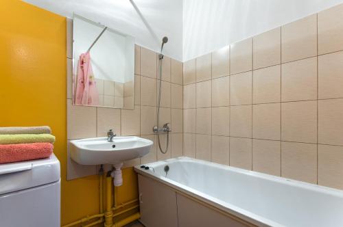 沃罗涅什Apartment 45 Str. Divizii 108的浴室配有盥洗盆和浴缸。