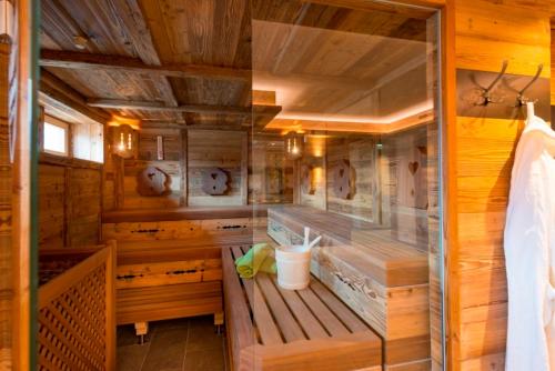阿尔卑巴赫阿尔卑巴赫盖思福罗斯慕思酒店的小木屋内带长凳的木制客房