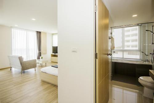 是拉差Karin hotel & Service apartment - SHA Extra Plus的一间带床、水槽和卫生间的浴室