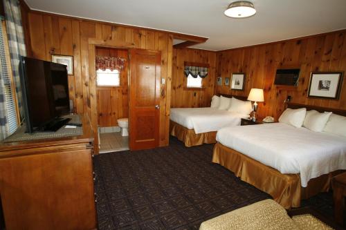 乔治湖传统汽车旅馆客房内的一张或多张床位