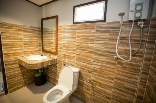 拉迈拉迈度假酒店的一间带卫生间和水槽的浴室