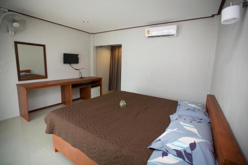 拉迈拉迈度假酒店的一间卧室配有一张床、镜子和电视