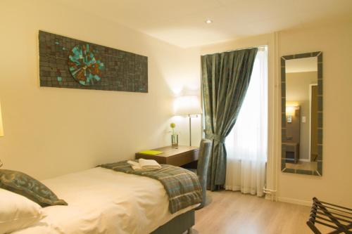 洛桑Résidence de l'Ours的酒店客房设有床和窗户。