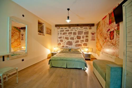佩特罗瓦纳莫鲁梅汀拉斯图公寓的一间卧室设有一张床和石墙