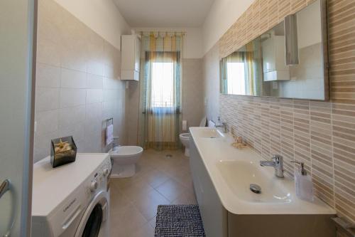 布鲁法Appartamenti Brufa Civico 13/17的一间带水槽、卫生间和镜子的浴室