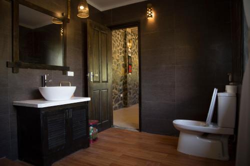 枚州县Mai Chau Moment Spa & Resort的一间带水槽和卫生间的浴室