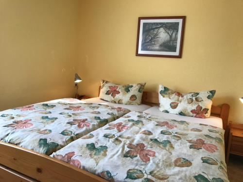 普雷罗Zum Nordstrand的一间卧室配有一张带花卉棉被的床