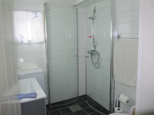 斯塔姆松Lofotbo的带淋浴、卫生间和盥洗盆的浴室