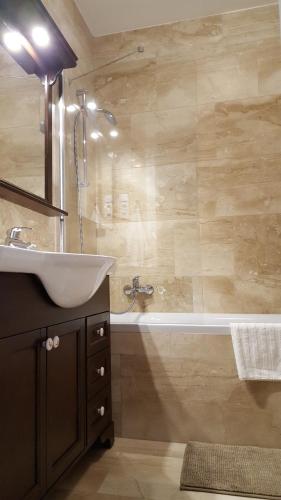 玛塔弗瑞德Edit Villa的浴室配有盥洗盆和浴缸。