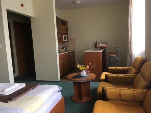 皮耶什佳尼Apartmán Darmon的客房设有床、沙发和桌子。