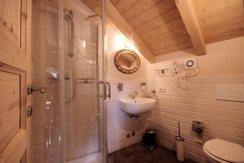 赫拉弗多纳Guest House Al Castello的一间带水槽、淋浴和卫生间的浴室
