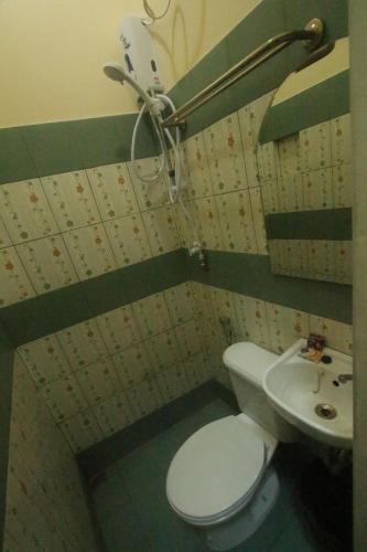 杜马格特心之酒店的一间带卫生间和水槽的小浴室