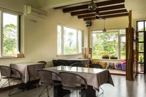 关山镇弋式风庄园民宿的用餐室设有桌椅和窗户。