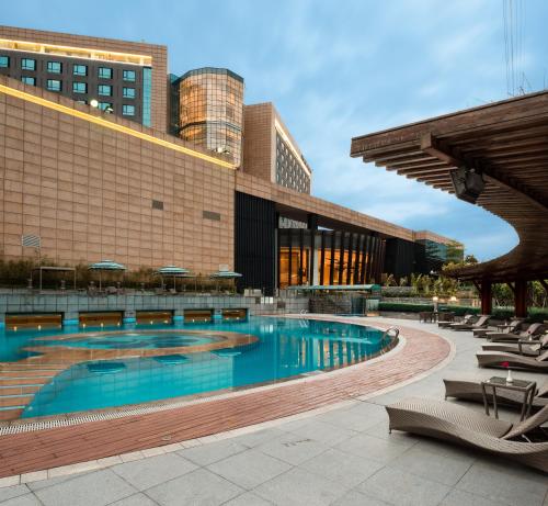 广州广州日航酒店 - 免费单程从酒店送至奥体&宝能演唱会的大楼前的大型游泳池