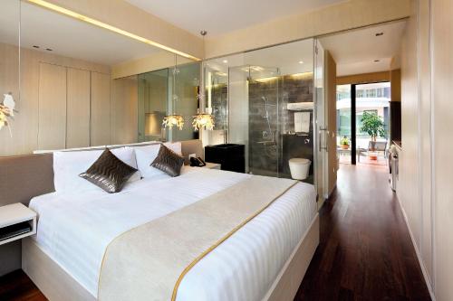 新加坡ST Residences Novena的一间带白色大床的卧室和一间浴室