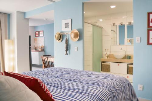 皮帕Apartamento Solar Água 107的一间卧室配有一张床和一间厨房