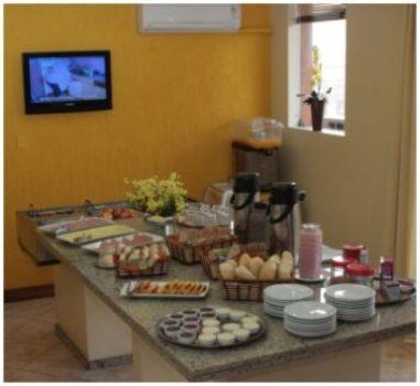 阿雷格里港斯卡拉酒店的厨房配有带食物的柜台