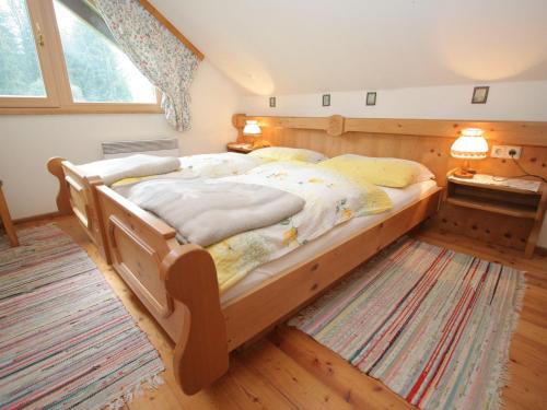 特洛普拉赫Apartment Gästehaus Pernull 1的窗户客房内的木床