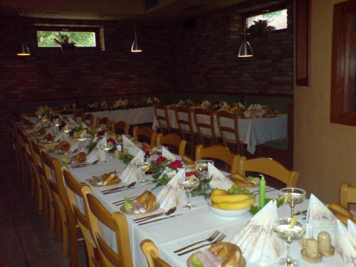 斯特日布罗查诺斯膳食旅馆的一张长桌,上面放着食物板
