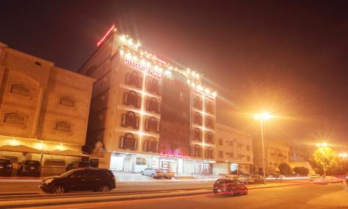 吉达City Center Plaza Aparthotel的一座晚上有灯的建筑