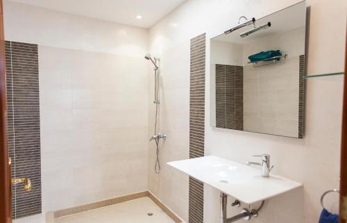 宏达海滩Villa Mela的一间带水槽和淋浴的浴室