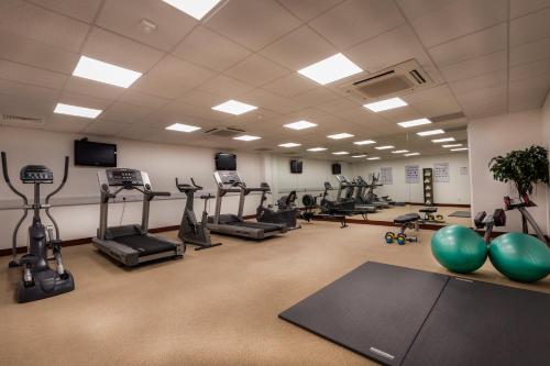 柯罗格伦都柏林机场卡尔顿酒店的健身房,配有跑步机和健身器材