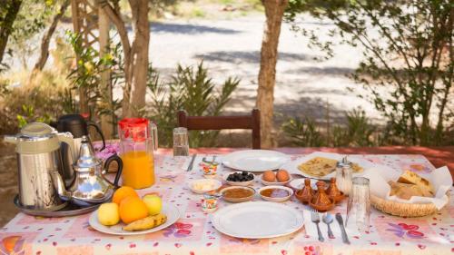 Ifri朱拉希克古堡露营地的一张桌子,上面放着食物和水果盘