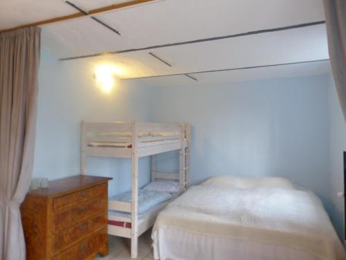 Tistrup克日斯特昂斯米恩德农家乐的一间小卧室,配有双层床和梳妆台