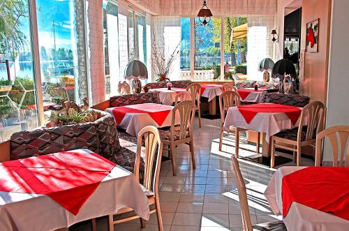 卡尔切拉尼卡阿拉戈皮洛加酒店的餐厅配有桌椅和红色餐巾