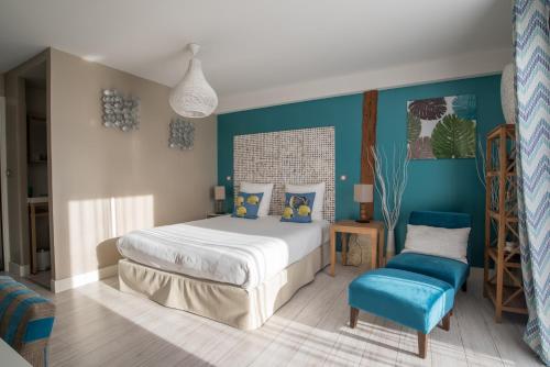 Tillé桑斯奥克斯5号酒店的一间卧室设有一张床和蓝色的墙壁
