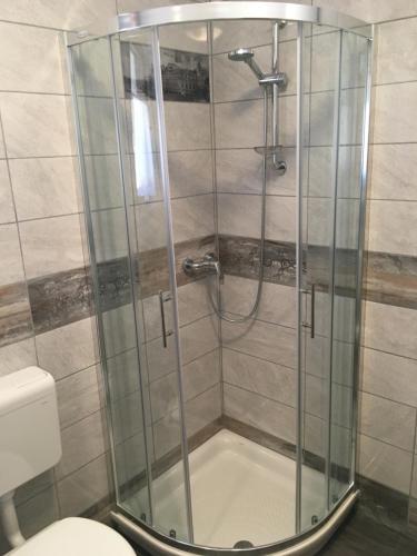 科巴里德Apartment Konavec的带淋浴的浴室和卫生间