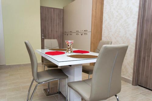 德布勒森Ditta Panzio的一间配备有白色桌椅的用餐室
