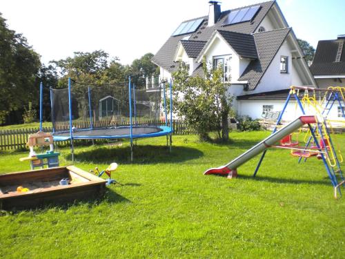 阿滕多恩Flat with private pool in Sauerland的一个带滑梯的游乐场的庭院