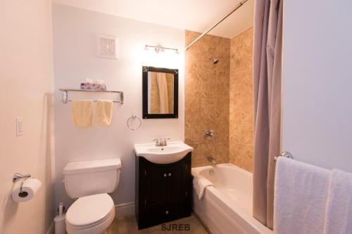 圣约翰坦纳斯之家住宿加早餐旅馆的浴室配有卫生间、盥洗盆和浴缸。