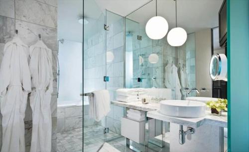 拉斯维加斯帕尔姆斯普雷斯一室公寓带阳台＆斯特里普景公寓式酒店的带淋浴、盥洗盆和浴缸的浴室