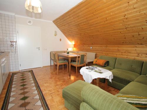 Cozy apartment in Eberndorf Carinthia near the Petzen ski area的休息区