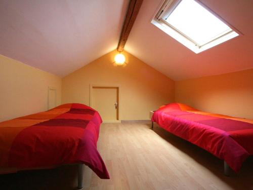 韦姆Quaint Apartment in Ondenval with Terrace的一间卧室设有两张床和天窗