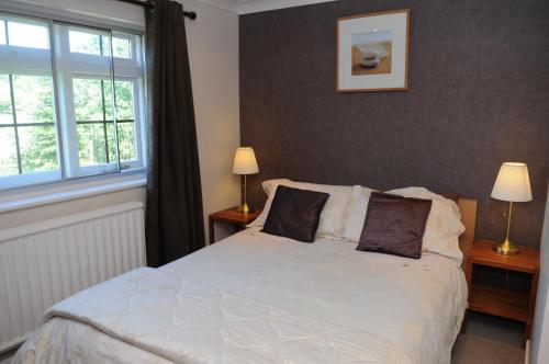 诺丁汉郝格思海德酒店的卧室配有白色的床和2扇窗户。