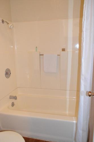 Wellington威灵顿国家9号旅馆的白色的浴室设有浴缸和卫生间。