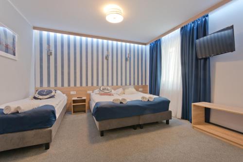 索波特B&B Molo的酒店客房设有两张床和电视。
