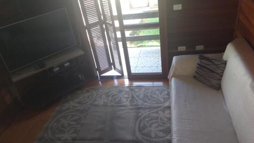 格拉玛多Chale Verde的带沙发和窗户的客厅