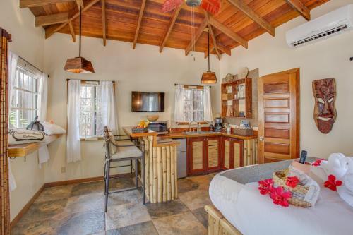 珀拉什奇亚Caribbean Beach Cabanas - A PUR Hotel的一间厨房,内设一张大床