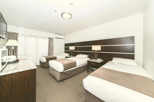 奥克兰机场入口酒店的酒店客房设有两张床和电视。