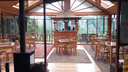 努沃勒埃利耶King Fern Cottage的凉亭里带木桌椅的餐厅
