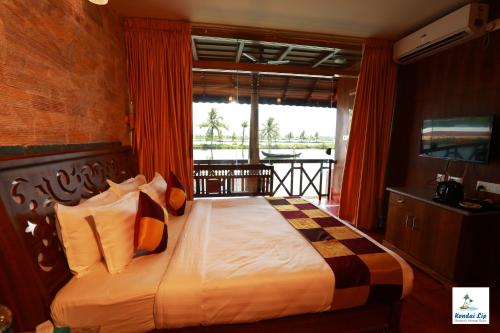 科钦Kondai Lip Backwater Heritage Resort的一间卧室设有一张床,享有海景