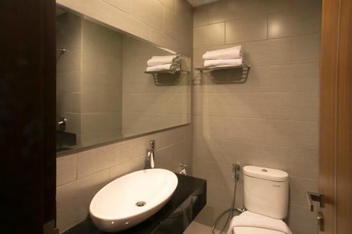 伦邦Moscato Hotel的一间带水槽、卫生间和镜子的浴室