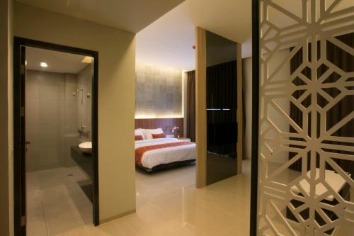 伦邦Moscato Hotel的一间卧室设有一张床和一个滑动玻璃门