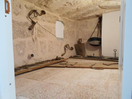马蒂诺B&B Corte Dragone的一间用石墙改造的房间